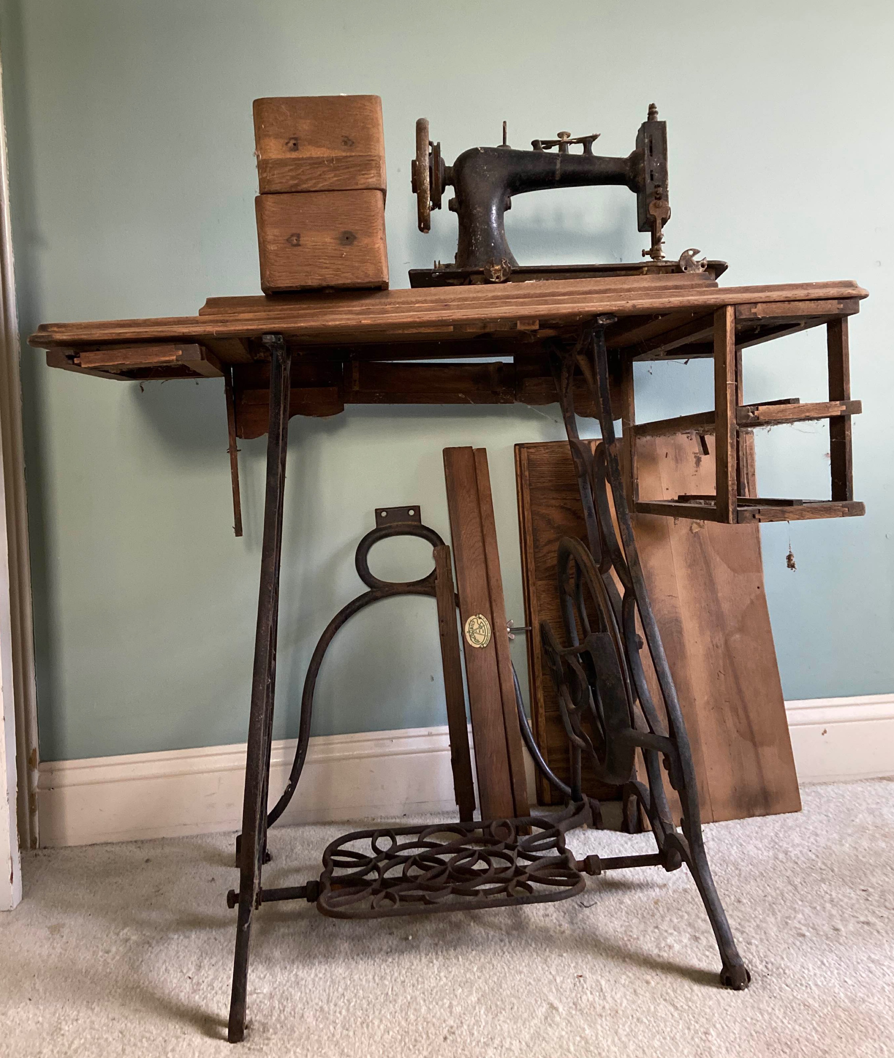 Singer Iron Cast Sewing Machine Treadle Dinning Living Room Garden Table  Solid Wood Oak Antique Vintage Rustic Table Reclaimed 