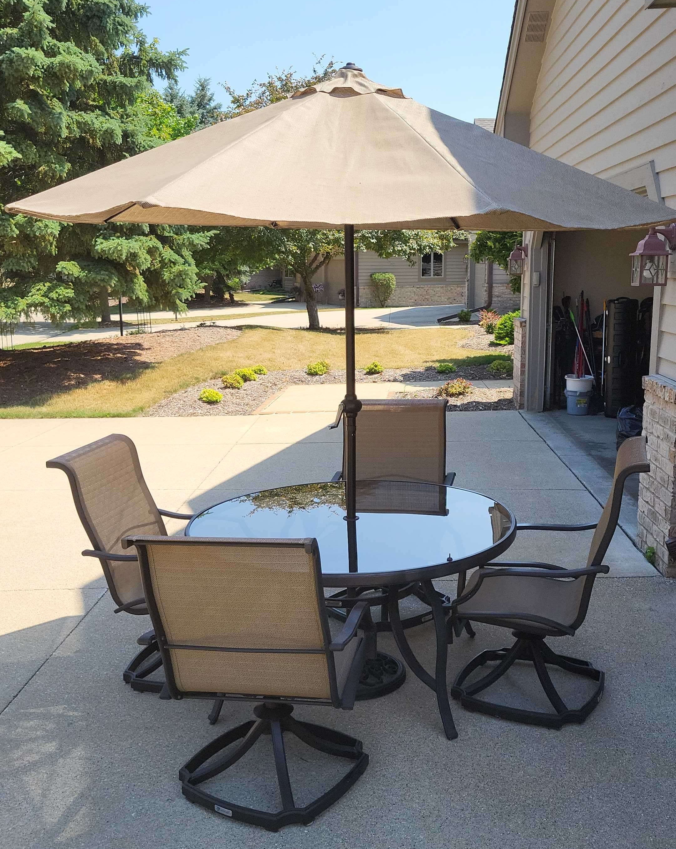 Patiologic-Table-Umbrella-Chairs-G