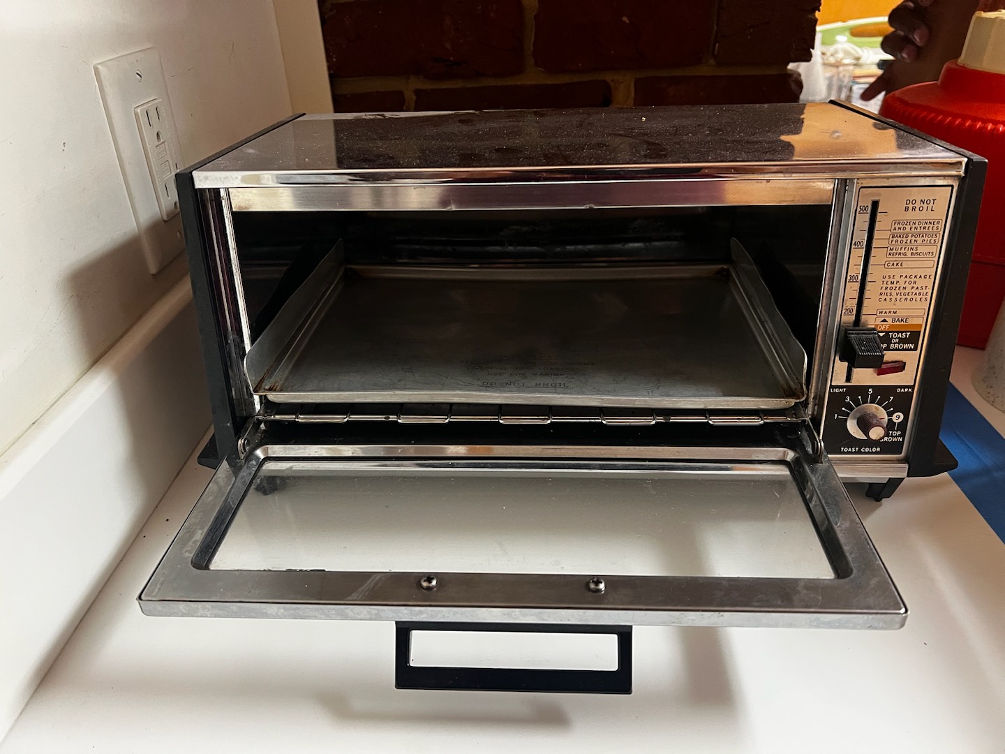 BLACK AND DECKER 4 SLICE TOASTER OVEN - Dallas Online Auction Company