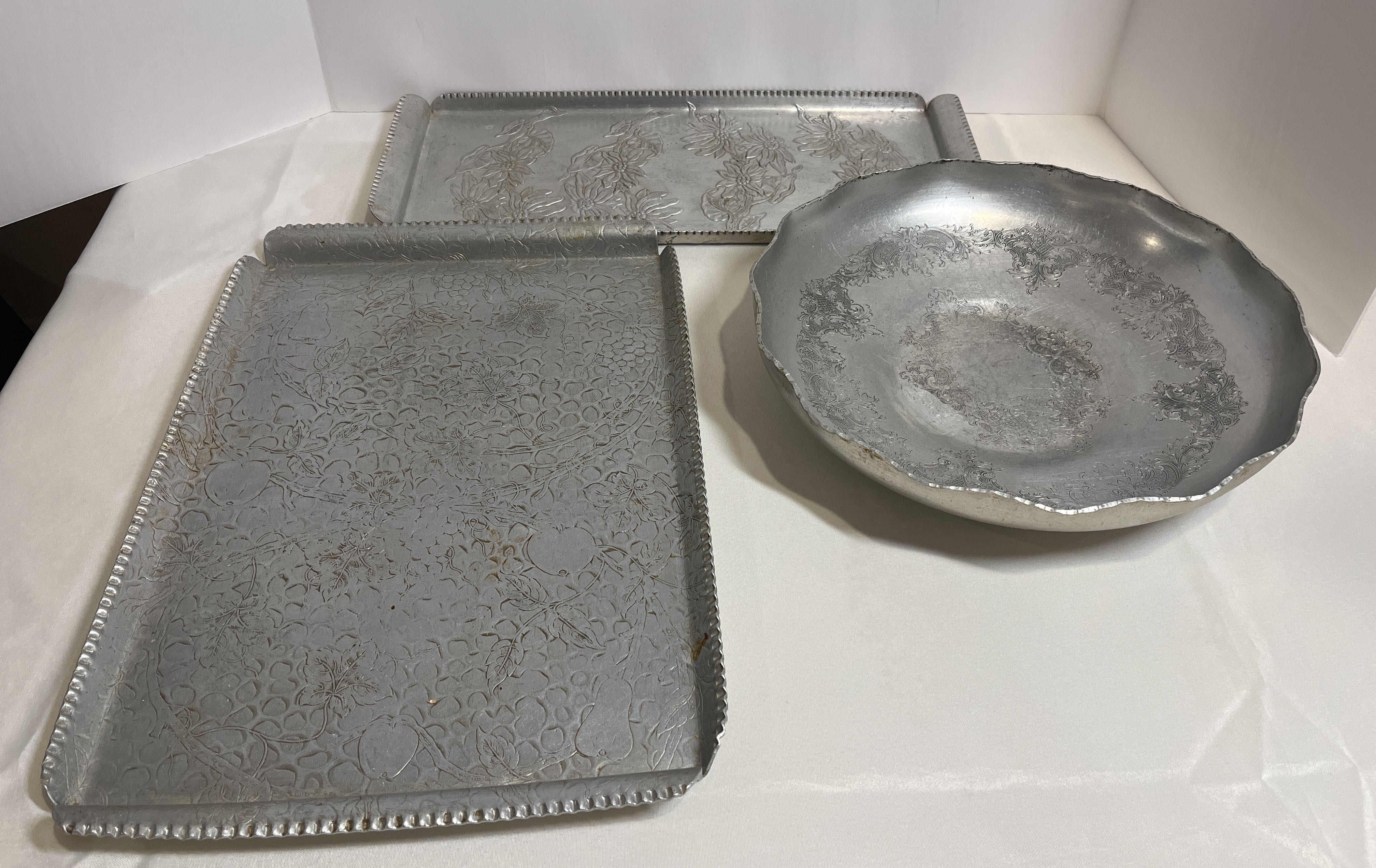 Sold at Auction: 3 Vintage Aluminum Ice Trays