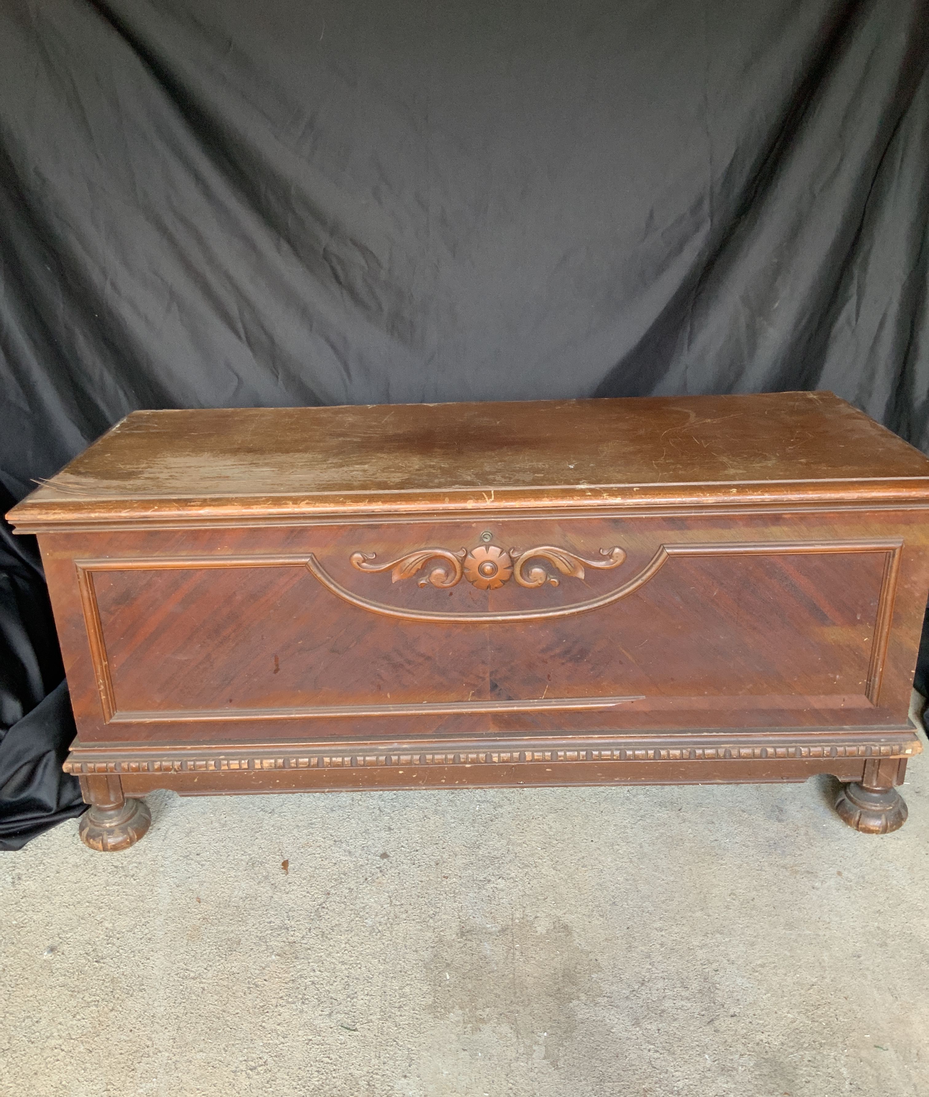 ANTIQUE TRUNK - Earl's Auction Company