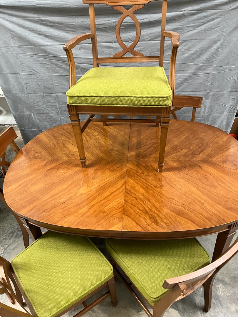 Lot 47 - Bassett Dining Room Table with Leaf & Custom Table Pad/Protector &  5 Chairs