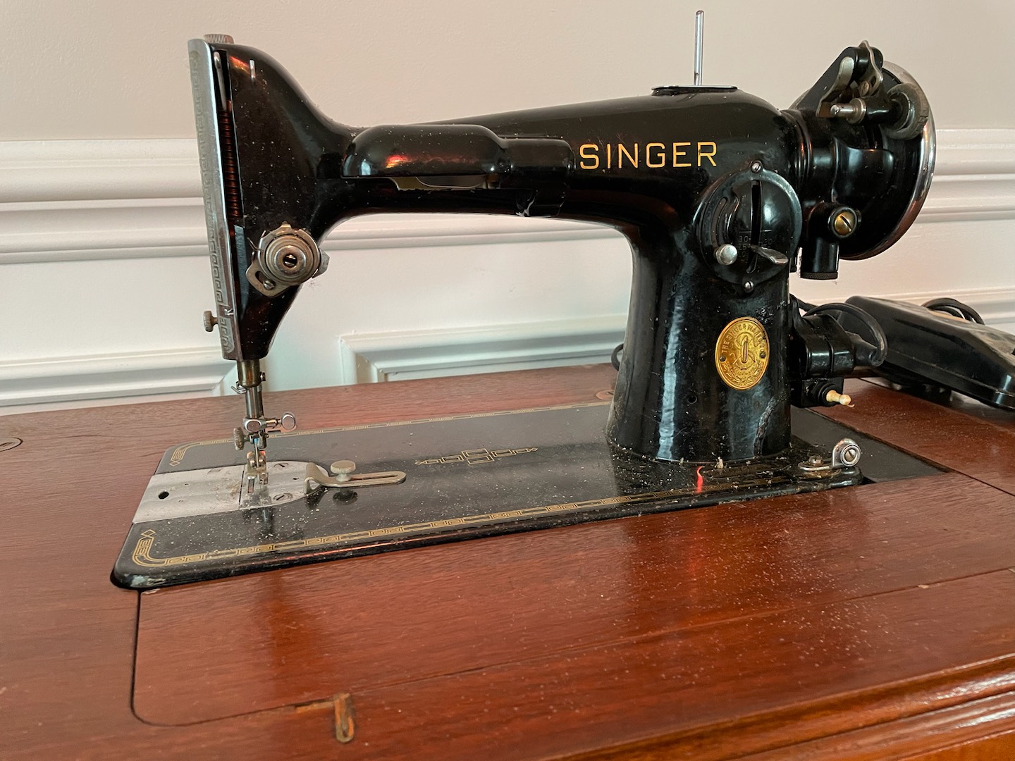 vintage singer sowing machine/table