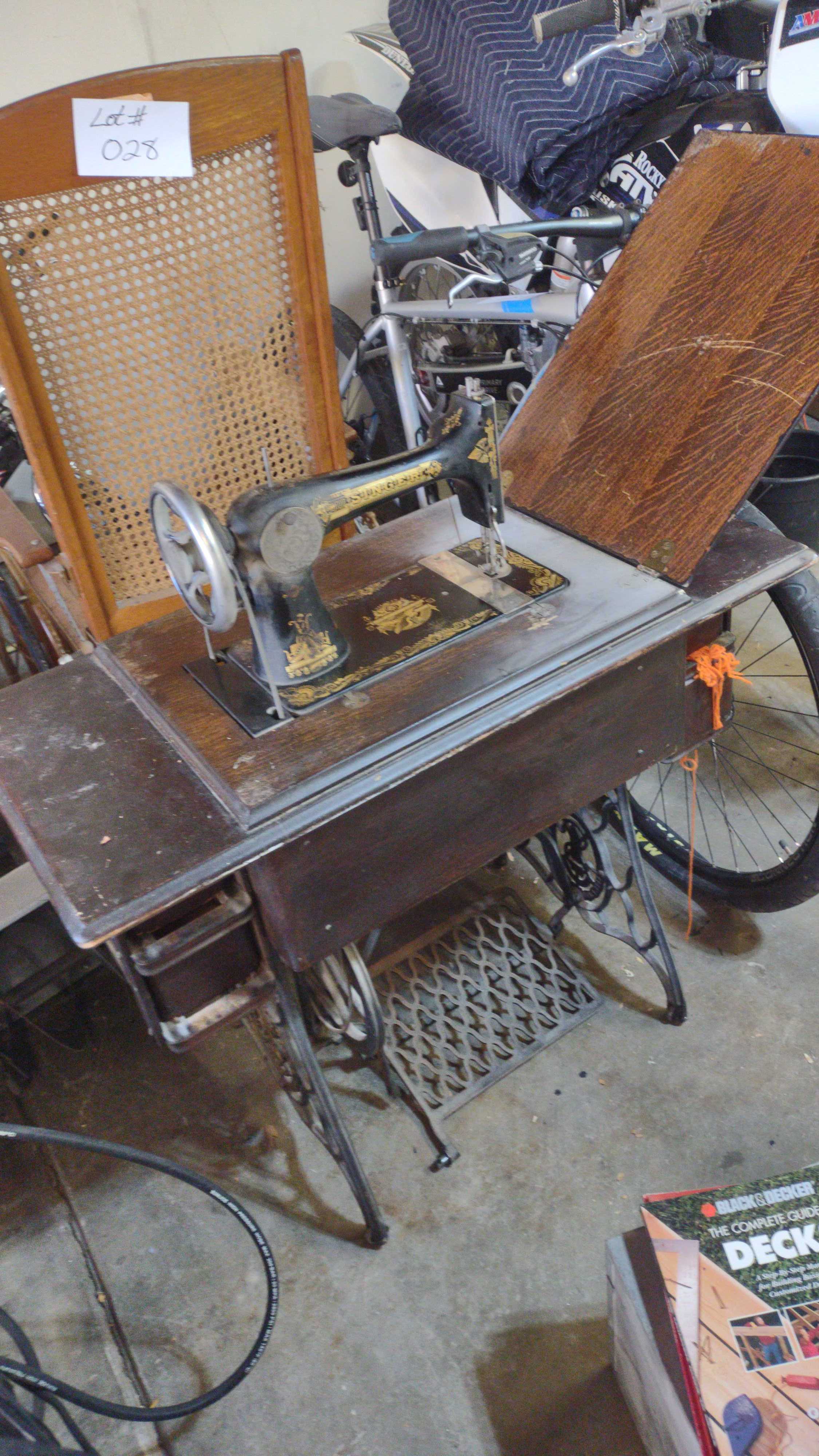 Sound Auction Service - Auction: 05/20/21 Dunaway, Field & Others Online  Auction ITEM: Vintage Singer Sewing Machine w/Mahogany Desk