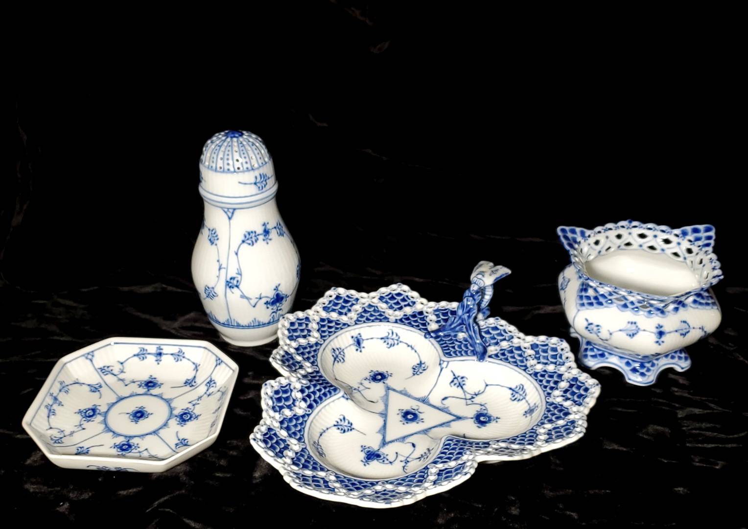 Categories: Royal Copenhagen Blue Fluted Plain history mix mug