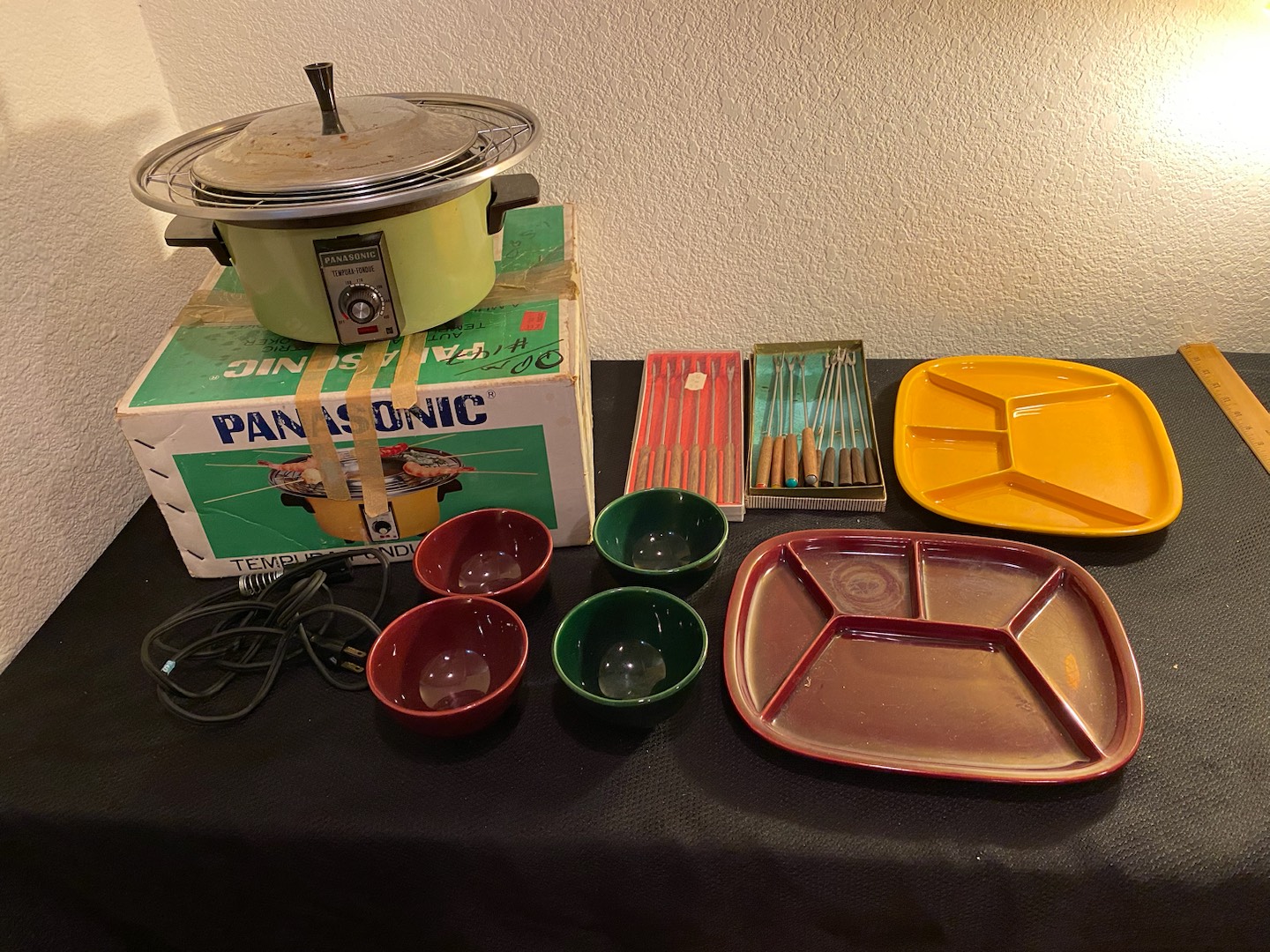 Electric-Fondue-Pot-Plates-and-Forks