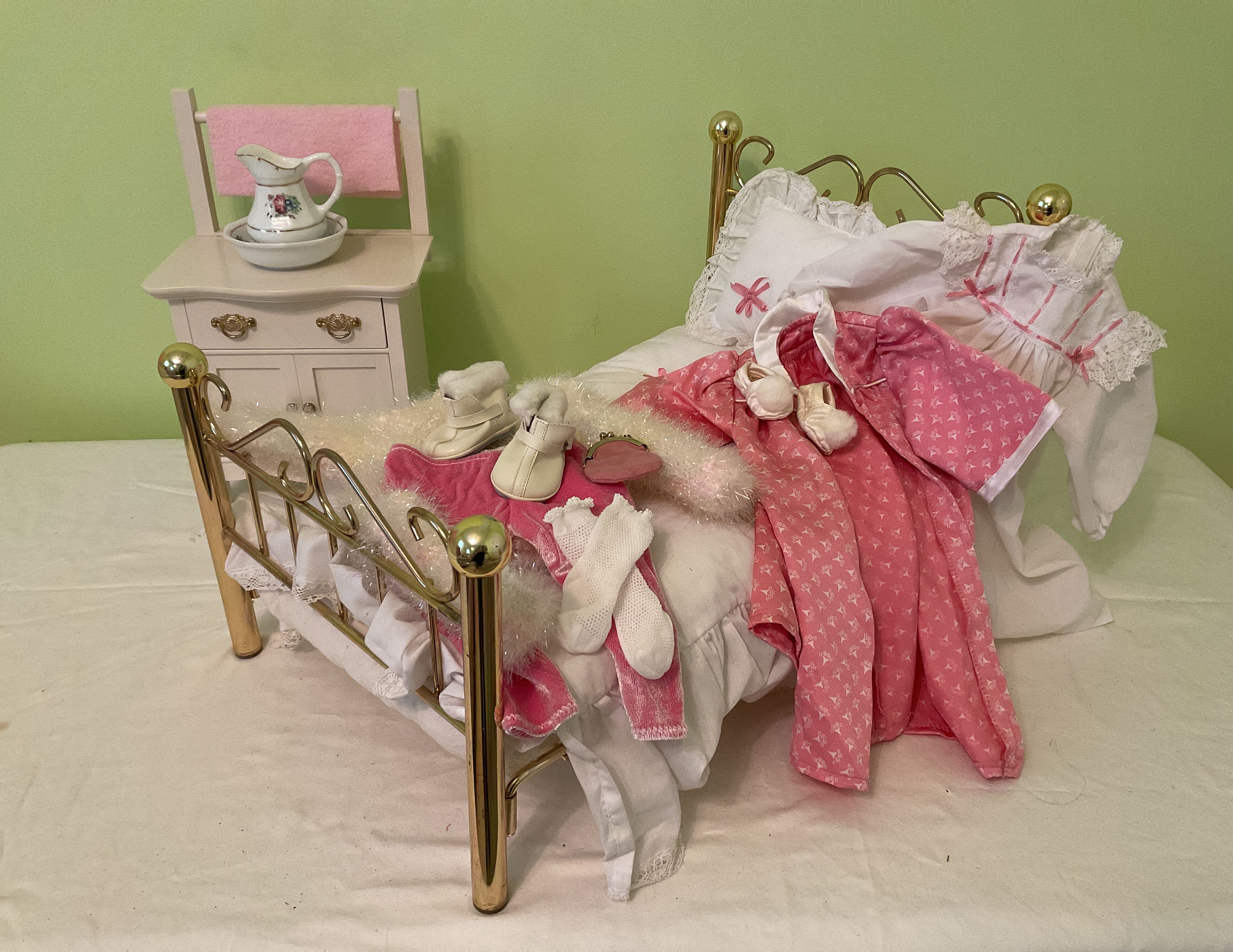 American-Girl-Brass-Bed-Washstand-And-Outfits