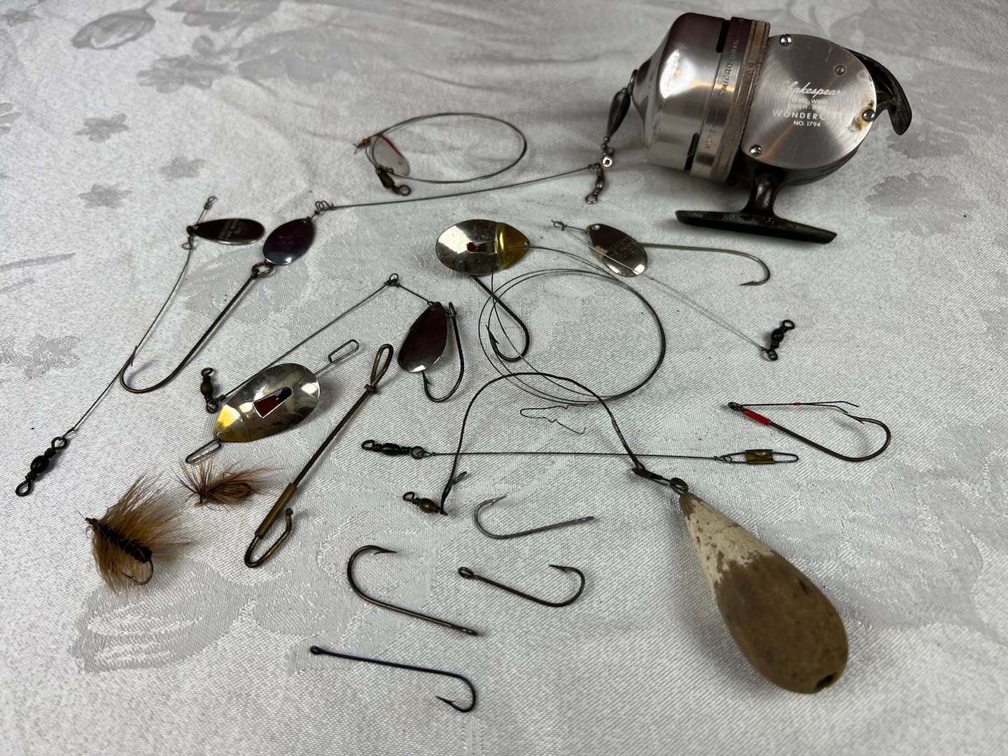 Lot of fishing equipment and accessories - PS Auction - We value