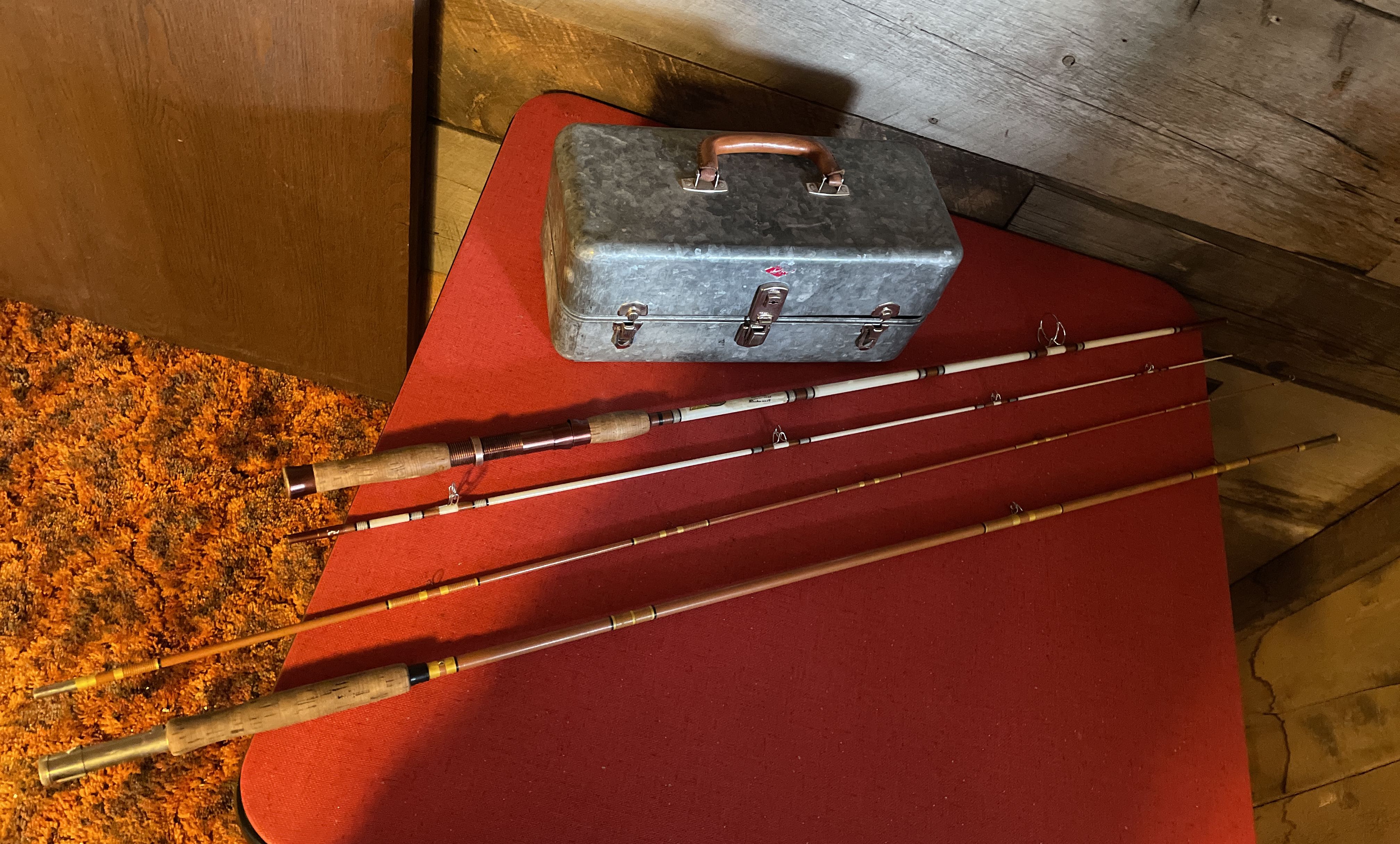 Vintage-3-Fishing-Rods-Metal-Tackle-Box