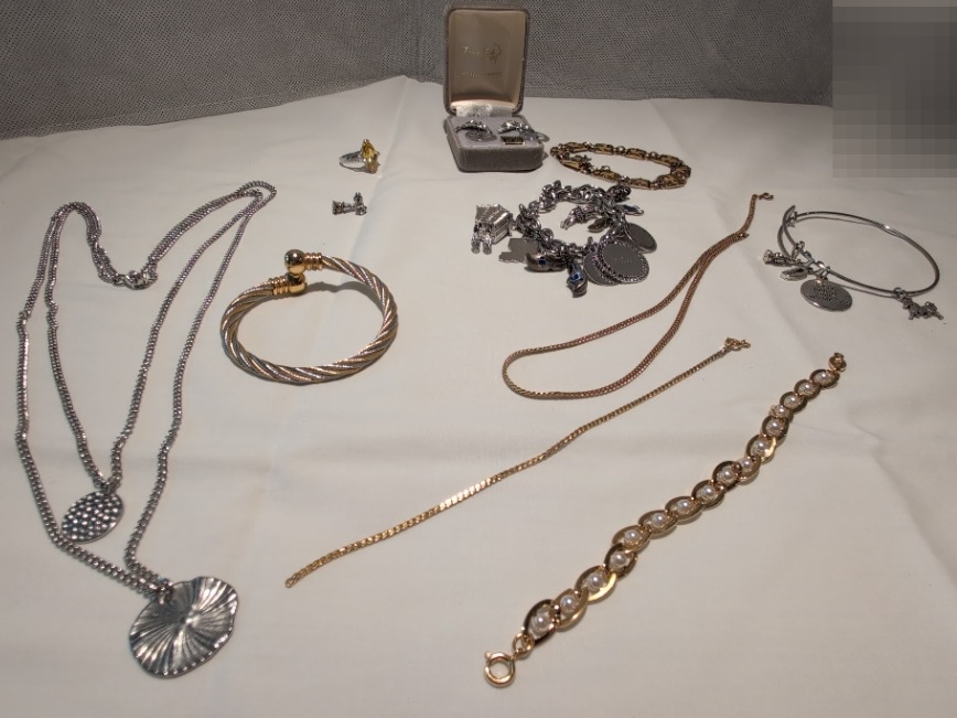 Photo of item: Costume Jewelry