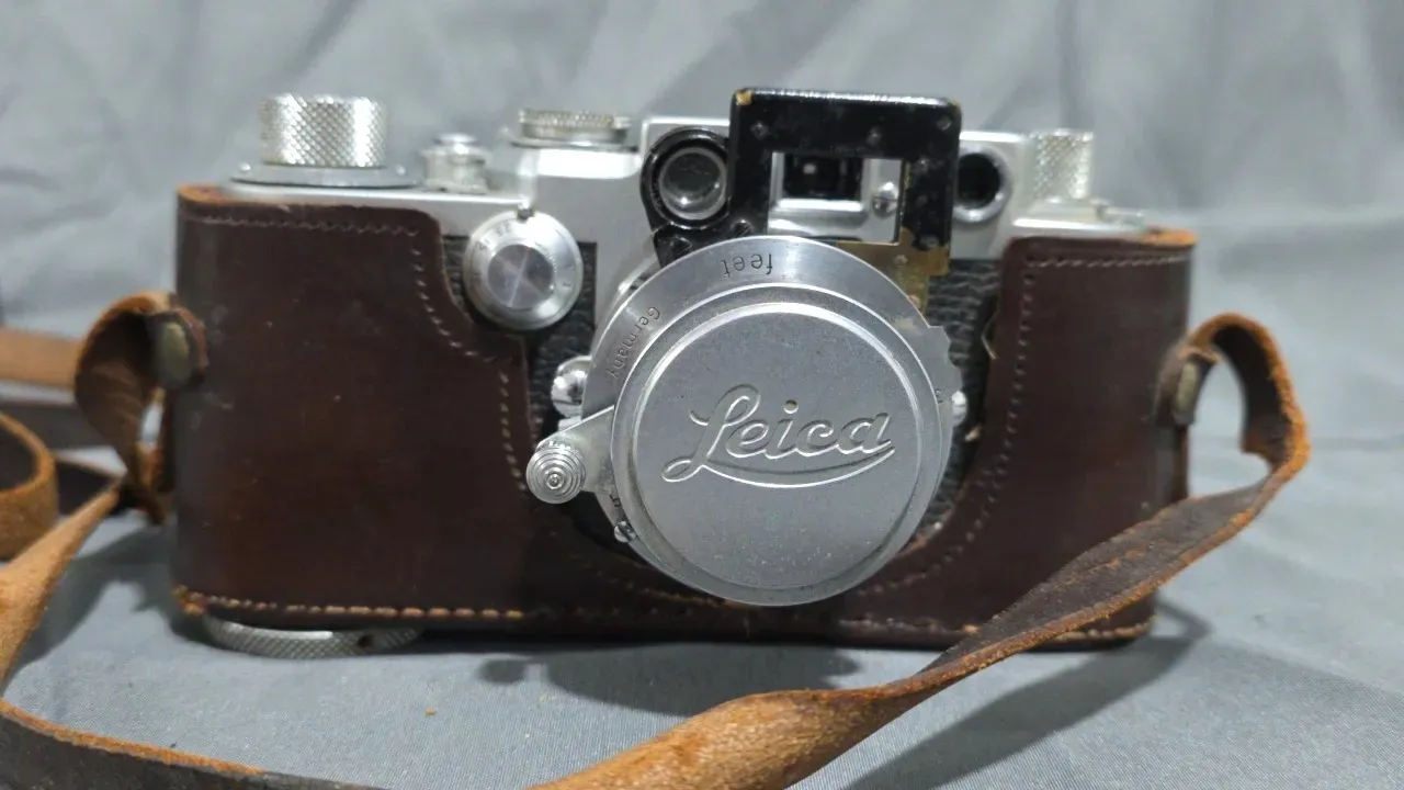 Vintage-Leica-DRP-Ernst-Leitz-Wetzlar-camera-with-Elmar-5cm-lens
