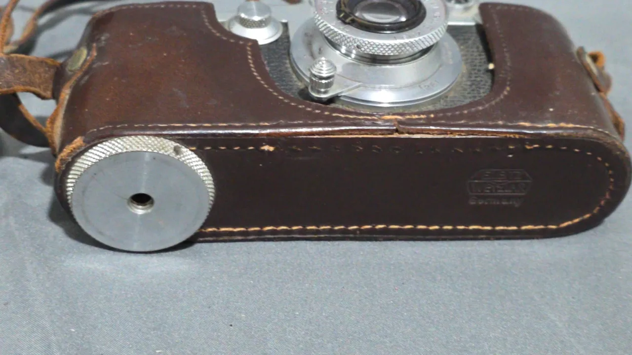 Vintage-Leica-DRP-Ernst-Leitz-Wetzlar-camera-with-Elmar-5cm-lens